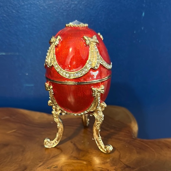 Sorelle Red Decorative Hand Painted Enameled with Gold Accents Trinket Music Box - Picture 1 of 8